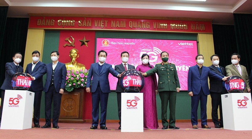 Các đại biểu nhấn nút khai chương 5G tại Thái Nguyên