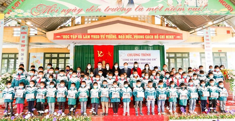 Lãnh đạo UBND tỉnh Thái Nguyên cùng đại diện Danko Group trao thiết bị học trực tuyến cho học sinh tại huyện Võ Nhai