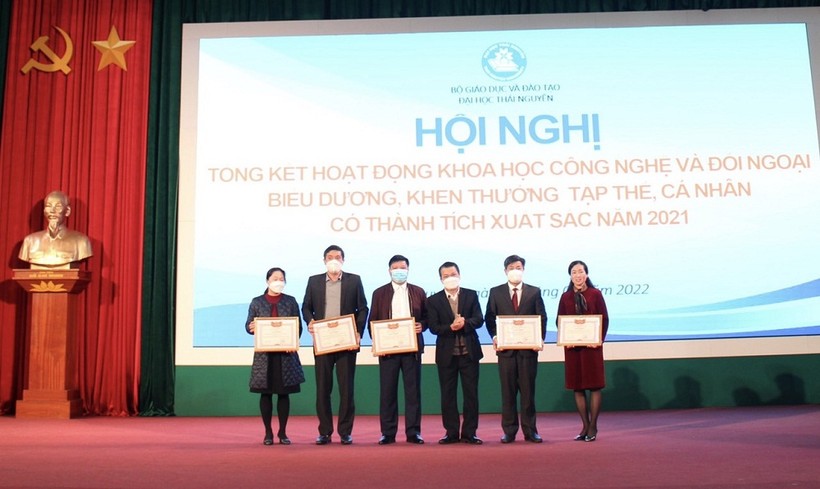 GS.TS Phạm Hồng Quang, Bí thư Đảng ủy, Chủ tịch Hội đồng, Giám đốc Đại học Thái Nguyên trao giấy khen cho 5 tập thể có thành tích xuất sắc trong hoạt động nghiên cứu khoa học công nghệ và đối ngoại năm 2021.