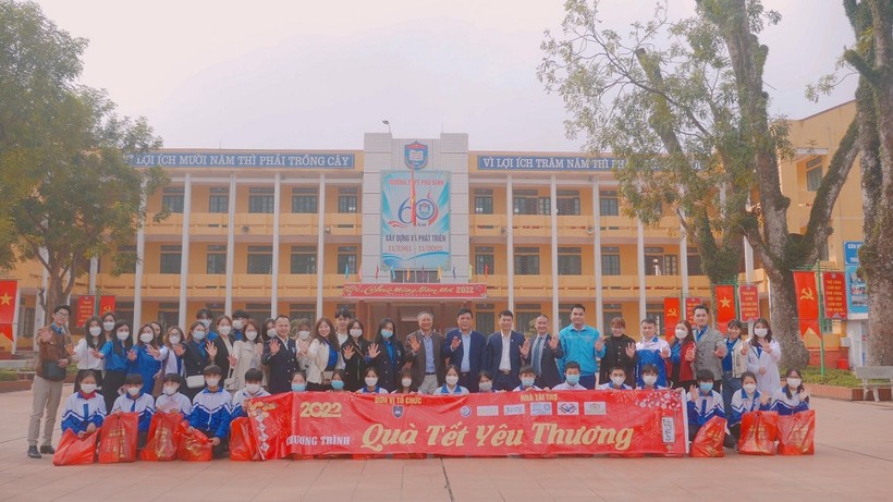 Khoa Quốc tế phối hợp cùng các đơn vị trao quà tết cho học sinh có hoàn cảnh khó khăn trên địa bàn huyện Phú Bình (Thái Nguyên).