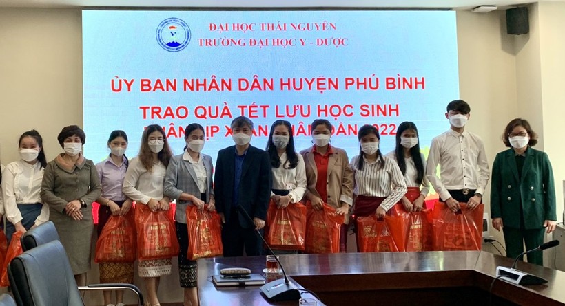 Trường Đại học Y – Dược phối hợp cùng UBND huyện Phú Bình tặng quà Tết cho sinh viên Lào, Campuchia