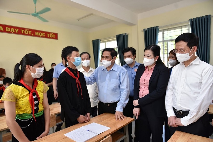 Thủ tướng Chính phủ Phạm Minh Chính hỏi thăm tình hình học tập, đời sống sinh hoạt của các em học sinh Trường Phổ thông dân tộc nội trú THCS Định Hóa – Thái Nguyên