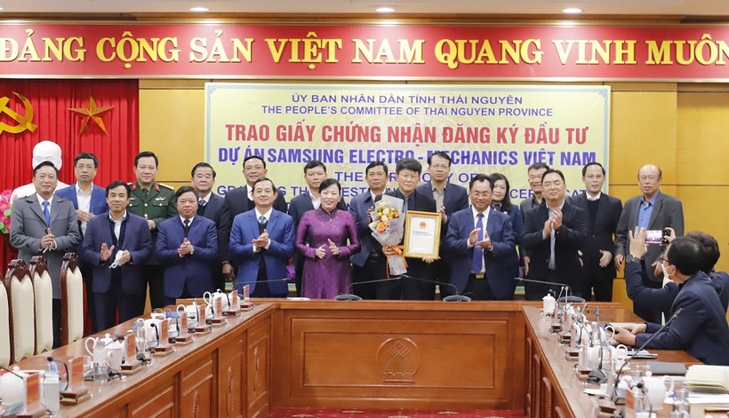 Lãnh đạo tỉnh Thái Nguyên trao Giấy Chứng nhận mở rộng đầu tư cho Công ty TNHH Samsung Electro- Mechanics Việt Nam.