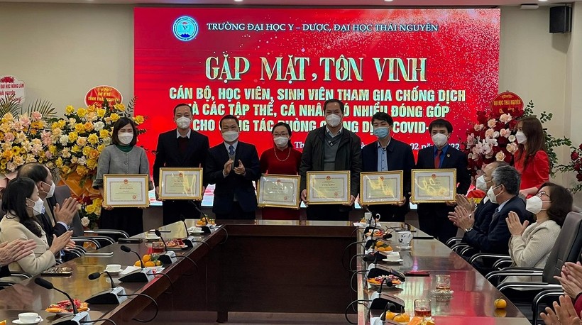 GS.TS Phạm Hồng Quang - Giám đốc Đại học Thái Nguyên trao bằng khen của GD&ĐT, Bộ Y tế cho các tập thể và cá nhân có thành tích trong công tác phòng chống dịch Covid-19