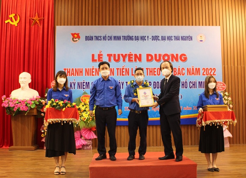 PGS.TS Nguyễn Tiến Dũng trao chứng nhận danh hiệu Thanh niên tiến tiến làm theo lời Bác cho đoàn viên, thanh niên ưu tú