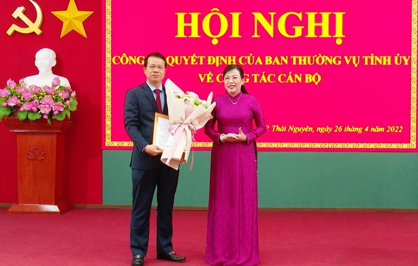 Bà Nguyễn Thanh Hải, Ủy viên Trung ương Đảng, Bí thư Tỉnh ủy, Trưởng Đoàn đại biểu Quốc hội tỉnh tặng hoa chúc mừng tân Bí thư Thành ủy Thái Nguyên