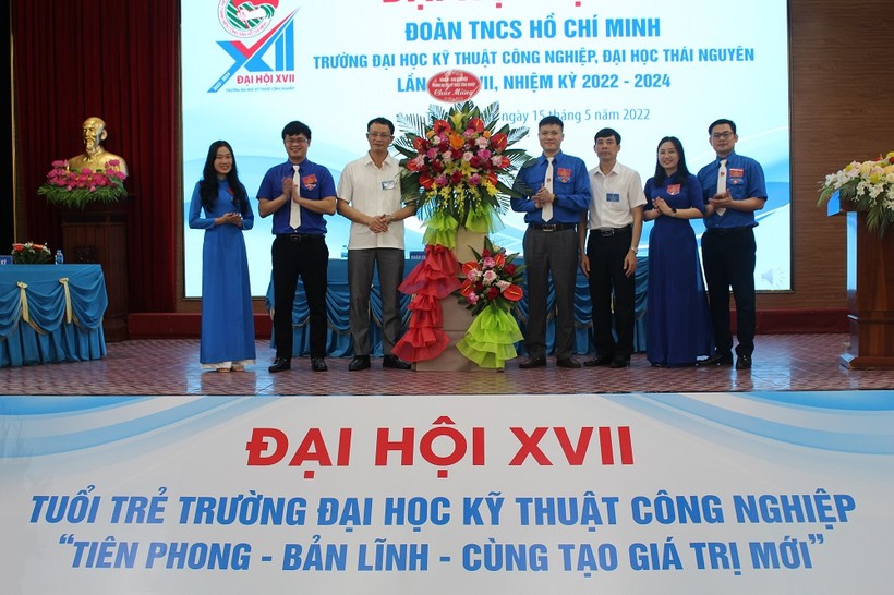 PGS.TS Ngô Như Khoa, Bí thư Đảng uỷ, Chủ tịch Hội đồng trường tặng hoa chúc mừng Ban thường vụ Đoàn TNCS HCM đã hoàn thành xuất sắc nhiệm vụ.
