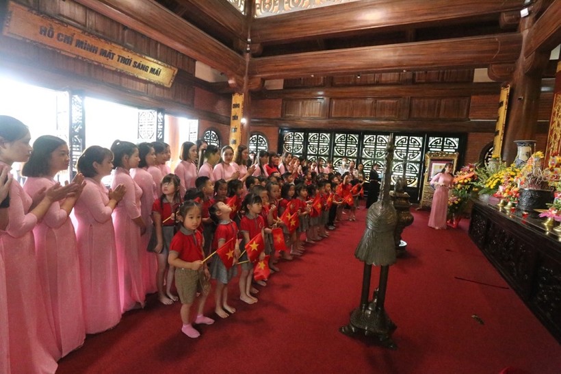 Học sinh trường Mầm non Thực hành Cao đẳng Thái Nguyên dâng hương nhà tưởng niệm Bác Hồ