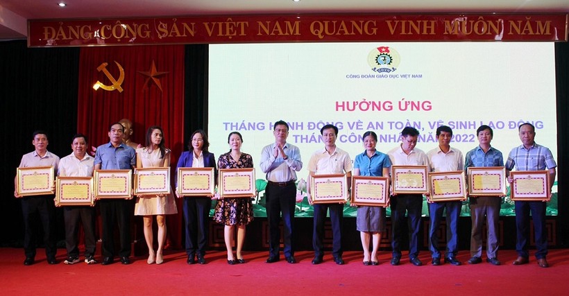 Ông Nguyễn Ngọc Ân, Chủ tịch Công đoàn Giáo dục Việt Nam trao bằng khen cho 13 đơn vị có thành tích xuất sắc trong triển khai công tác bảo đảm vệ sinh an toàn lao động.