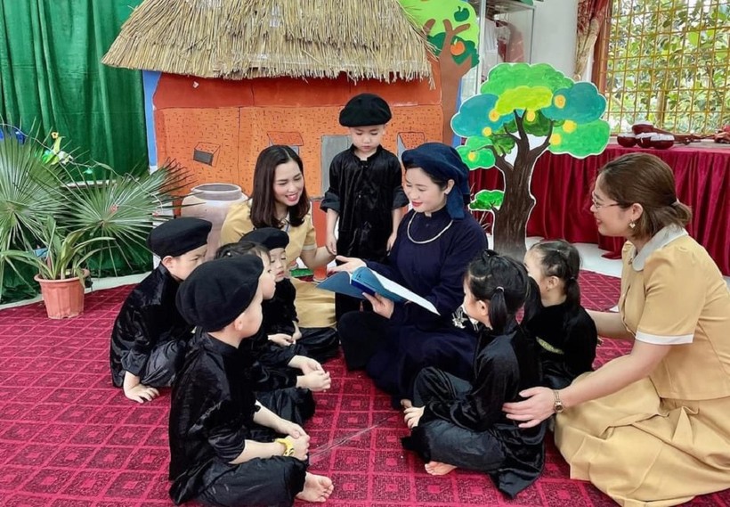 Cô giáo Hoàng Thị Nhung hướng dẫn học sinh hát then trong một tiết học âm nhạc.
