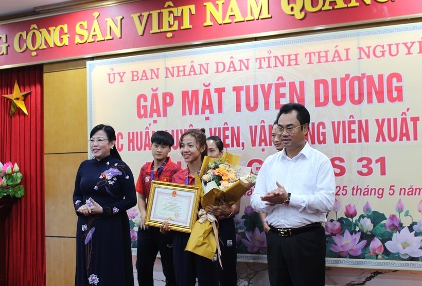 Bà Nguyễn Thanh Hải, Bí thư Tỉnh ủy, Trưởng Đoàn đại biểu Quốc hội tỉnh và ông Trịnh Việt Hùng, Chủ tịch UBND tỉnh trao bằng khen cho các vận động viên.