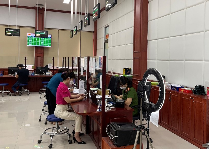 Người dân đi làm CCCD gắn chip tại Trung tâm Phục vụ hành chính công tỉnh Thái Nguyên