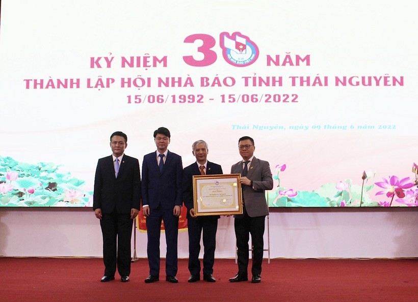 Ông Lê Quốc Minh, Ủy viên BCH Trung ương Đảng, Chủ tịch Hội Nhà báo Việt Nam trao bằng khen cho Hội Nhà báo tỉnh Thái Nguyên