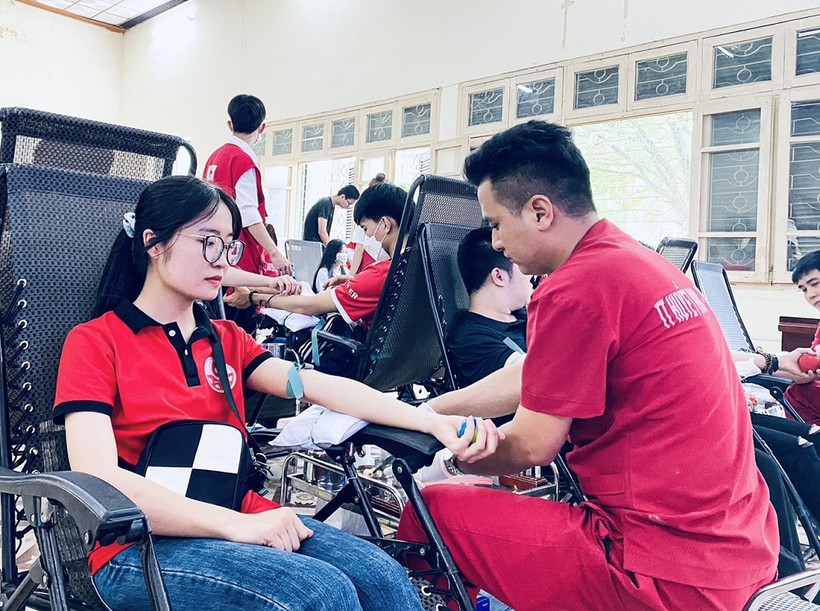 Sinh viên Nguyễn Mỹ Hạnh, lớp K56 TĐH.03 cảm thấy vô cùng tự hào khi làm một việc tốt, đóng góp cho cộng đồng xã hội.