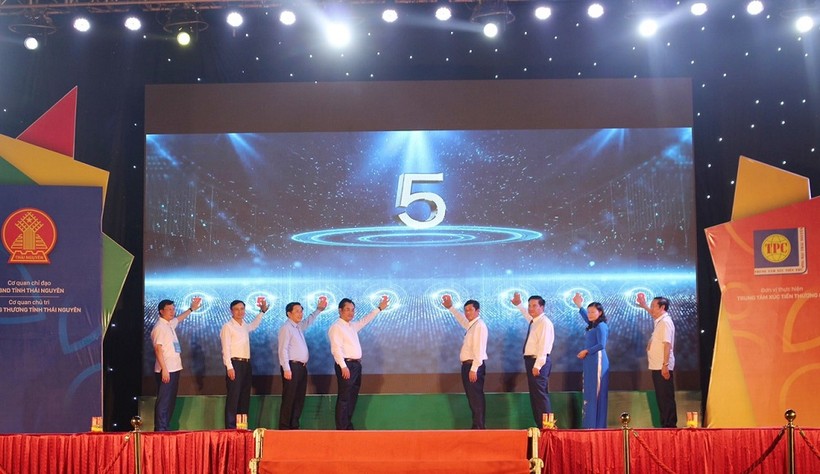 Các đại biểu nhấn nút khai mạc Hội chợ triển lãm “Mỗi xã, phường một sản phẩm Thái Nguyên năm 2022”