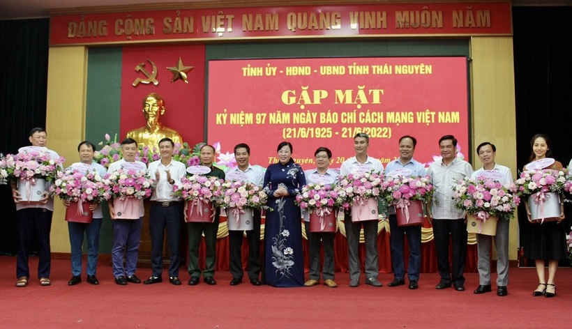 Thay mặt lãnh đạo tỉnh Thái Nguyên, bà Nguyễn Thanh Hải, Bí thư tỉnh uỷ, trưởng đoàn ĐBQH tỉnh tặng hoa cho các cơ quan báo chí Trung ương và địa phương đóng trên địa bàn.