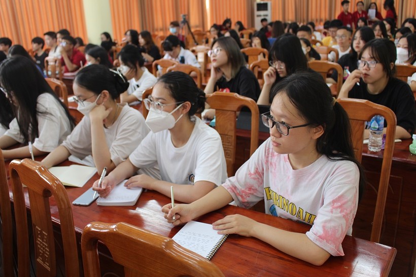 Trại hè tranh biện COEUS 2022 được tổ chức tại trường THPT Chuyên Thái Nguyên