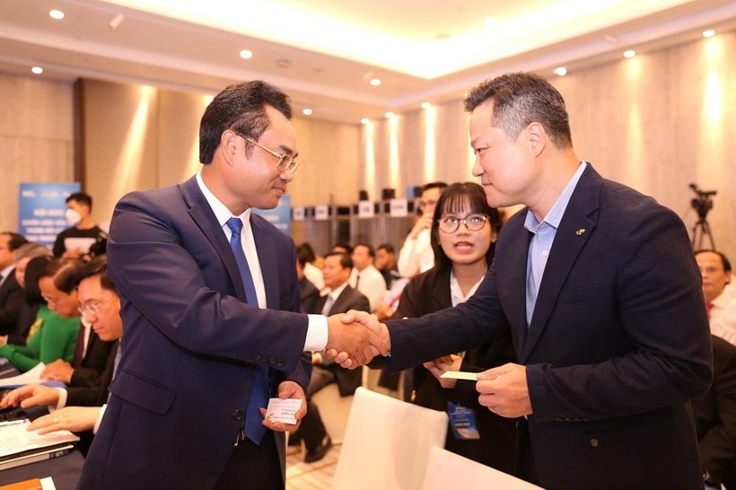 Chủ tịch UBND tỉnh Thái Nguyên Trịnh Việt Hùng trao đổi với nhà đầu tư tại Hội nghị.