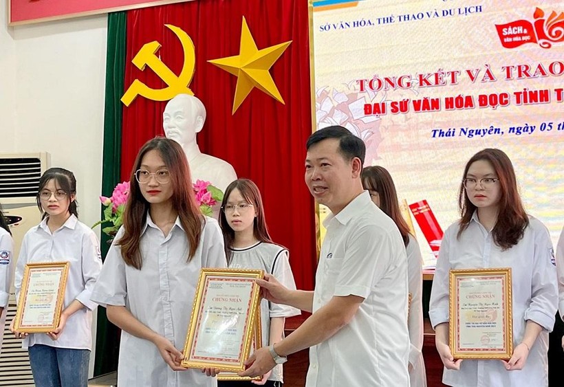 Ông Lê Ngọc Linh, Phó giám đốc Sở Văn hoá-Thể thao và Du lịch tỉnh Thái Nguyên trao chứng nhận cho học sinh đạt giải cuộc thi “Đại sứ văn hoá đọc tỉnh Thái Nguyên năm 2022”.