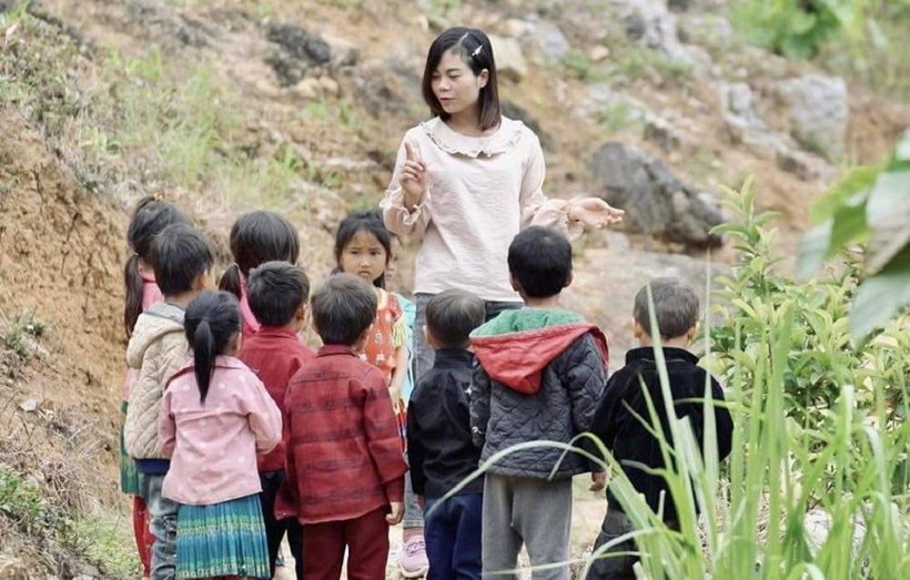 Cô giáo trẻ Nguyễn Thị Kim Liên cùng học trò vùng cao biên giới