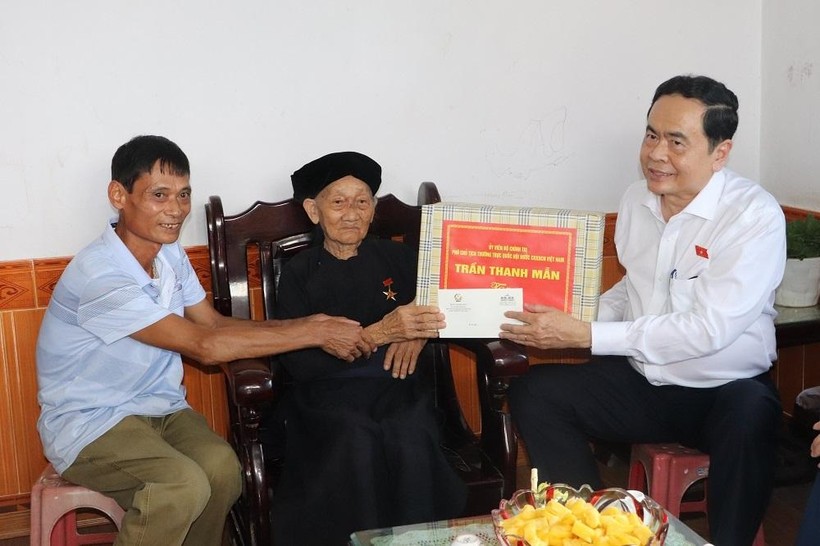 Phó Chủ tịch Thường trực Quốc hội Trần Thanh Mẫn thăm và tặng quà mẹ Việt Nam Anh hùng