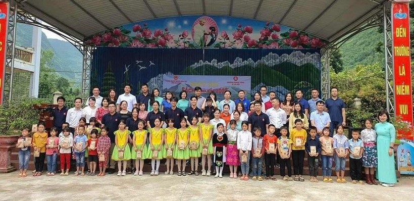 Thầy và trò trường Marie Curie Hà Nội đã cùng nhau quyên góp và trao tặng 17.000 cuốn sách cho học sinh vùng cao Hà Giang