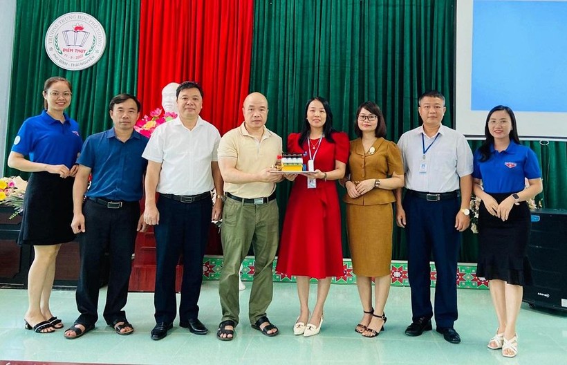 Trường Đại học Kỹ thuật Công nghiệp trao tặng hệ thống "chuông báo học đường" cho trường THPT Điềm Thụy, huyện Phú Bình