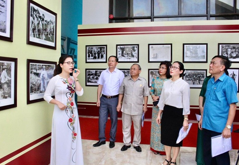Đại biểu thăm quan triển lãm “105 năm Khởi nghĩa Thái Nguyên”
