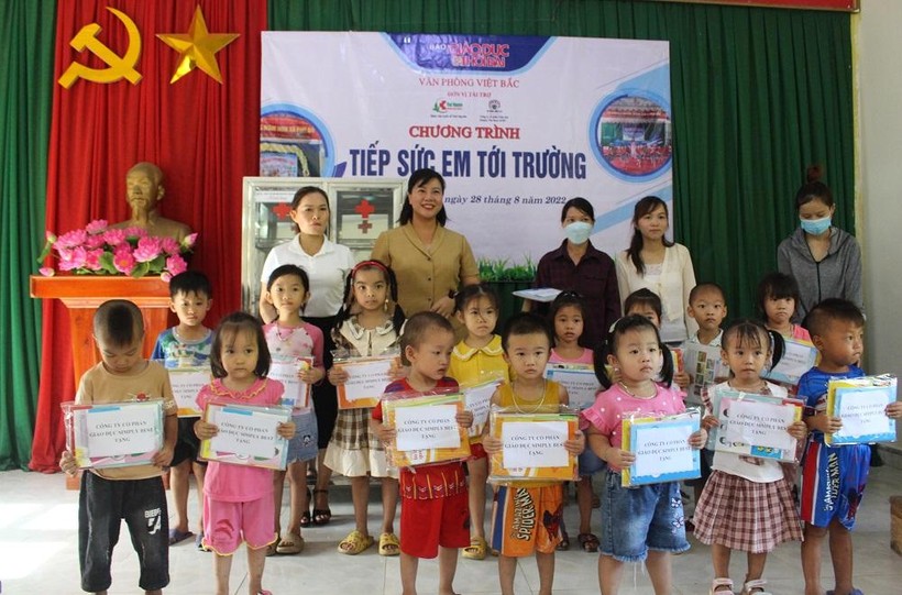 Công ty cổ phần Giáo dục Simply The Best trao 29 suất quà cho học sinh điểm trường Phú Đô 2
