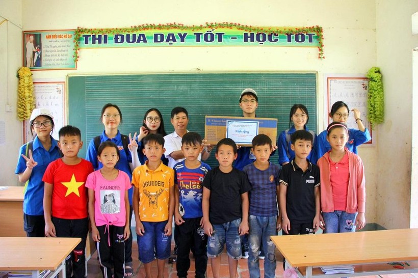 Đoàn tình nguyện của trường THPT Chuyên Thái Nguyên trao tặng nhiều phần quà ý nghĩa.