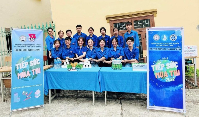 Đội tình nguyện trường Đại học Y - Dược (ĐH Thái Nguyên) tặng đồ dùng, nước uống cho thí sinh tại điểm thi trường Phổ thông dân tộc nội trú tỉnh Thái Nguyên