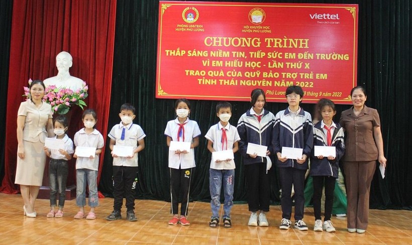 Đại diện lãnh đạo huyện Phú Lương trao học bổng cho các em học sinh