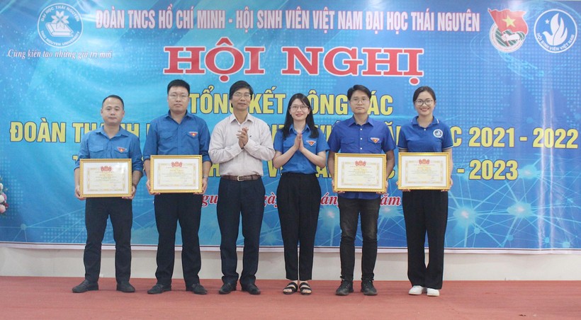 Đại diện Tỉnh đoàn và Đại học Thái Nguyên trao bằng khen cho các tập thể đạt thành tích xuất sắc trong công tác Đoàn - Hội năm 2021 - 2022.
