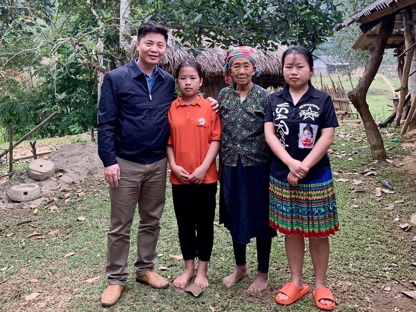 Thầy giáo Lê Thành Tuyên (ngoài cùng bên trái) thăm hỏi gia đình học sinh có hoàn cảnh khó khăn.