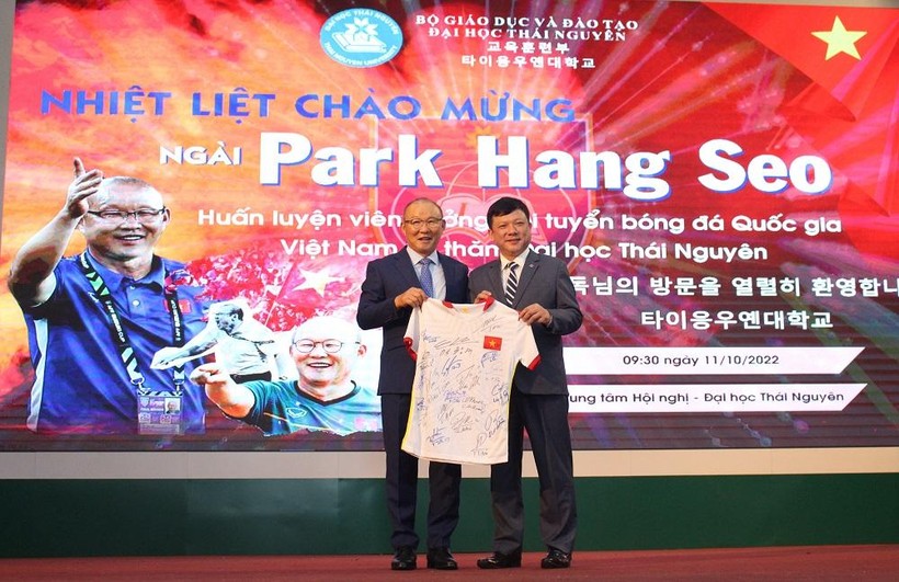 Park Hang Seo, HLV trưởng đội tuyển bóng đá Quốc gia Việt Nam tặng quà cho PGS.TS Hoàng Văn Hùng, Giám đốc Đại học Thái Nguyên.