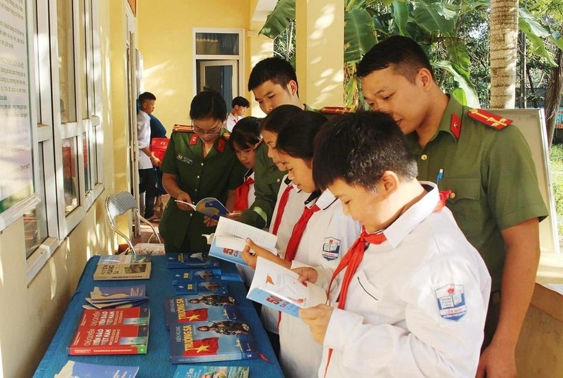 Tuyên truyền kiến thức về chủ quyền biển đảo cho học sinh huyện miền núi Võ Nhai, Thái Nguyên.