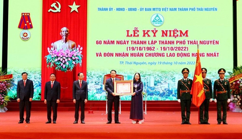 Phó Chủ tịch nước Võ Thị Ánh Xuân trao Huân chương Lao động hạng Nhất cho Đảng bộ, chính quyền và Nhân dân TP Thái Nguyên.