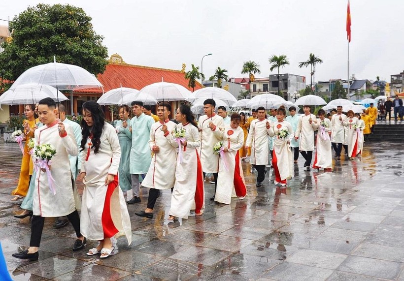 Thái Nguyên tổ chức lễ cưới tập thể cho công nhân lao động khó khăn.