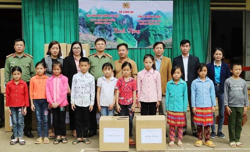 Trao tặng 20 bộ máy tính cho học sinh huyện miền núi Mèo Vạc.