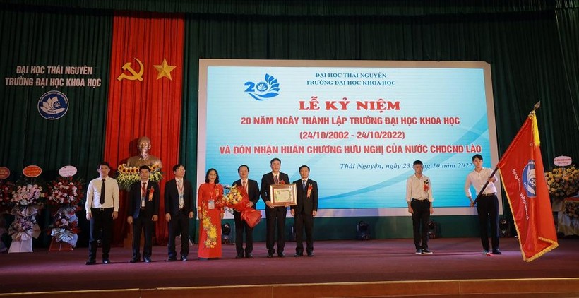 Lễ kỷ niệm 20 năm thành lập Trường Đại học Khoa học (ĐH Thái Nguyên) và đón nhận Huân chương Hữu nghị của nước CHDCND Lào.