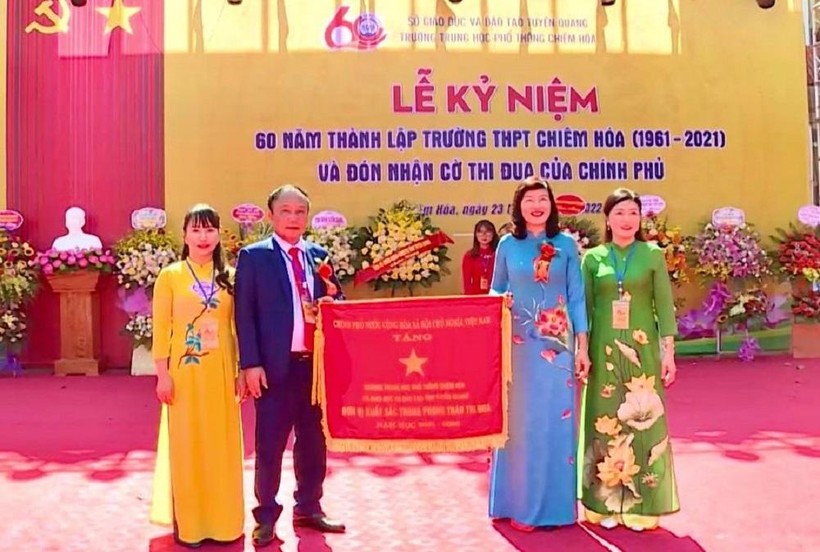 Thừa uỷ quyền của Thủ tướng Chính phủ, Phó Chủ tịch HĐND tỉnh Phạm Thị Minh Xuân trao tặng Cờ Thi đua cho Trường THPT Chiêm Hóa.