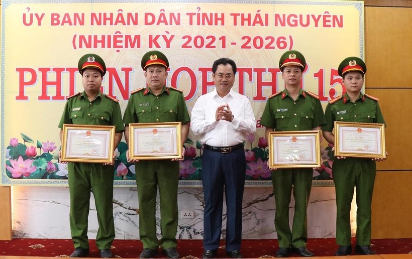Chủ tịch UBND tỉnh Thái Nguyên Trịnh Việt Hùng đã trao tặng Bằng khen đột xuất cho tập thể và cá nhân Công an tỉnh Thái Nguyên