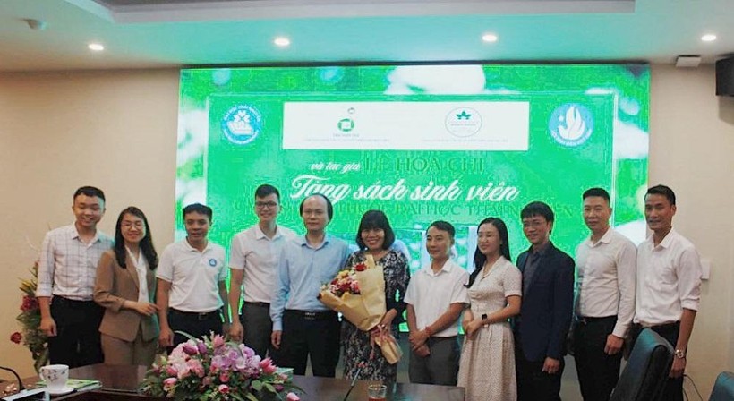 Tác giả Lê Hoa Chi tặng sách cho sinh viên Đại học Thái Nguyên.