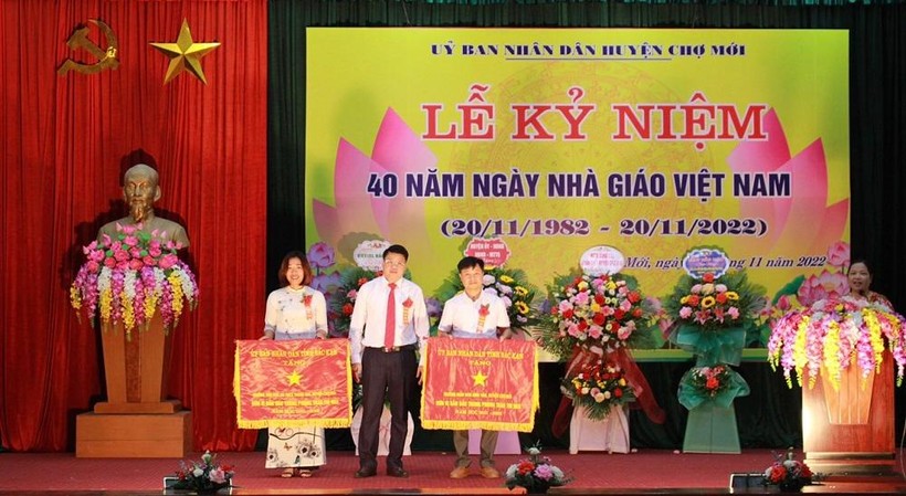 Chợ Mới (Bắc Kạn) gặp mặt, tri ân các thầy, cô giáo nhân Ngày nhà giáo Việt Nam.