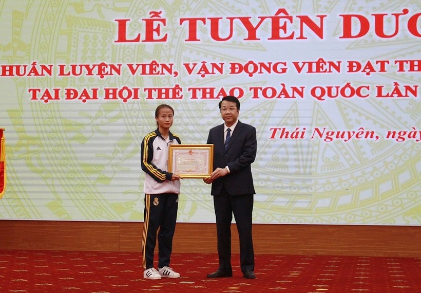 Ông Nguyễn Thanh Bình - Phó Chủ tịch UBND tỉnh Thái Nguyên trao bằng khen cho vận động viên đạt thành tích xuất sắc tại Đại Hội thể thao toàn quốc lần thứ IX, năm 2022.