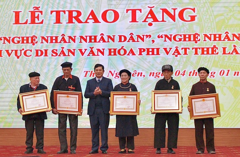 Thái Nguyên trao tặng danh hiệu nghệ nhân nhân dân, nghệ nhân ưu tú.