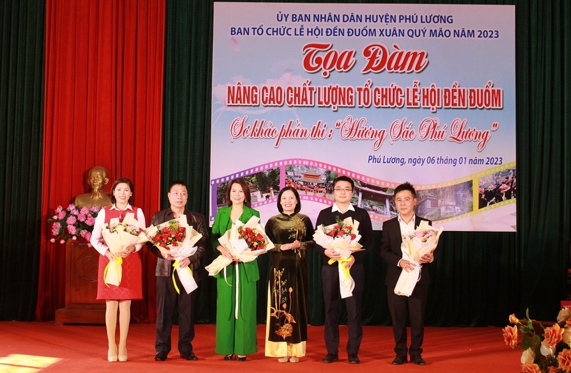 Bà Nguyễn Thuý Hằng, Chủ tịch UBND huyện Phú Lương tặng hoa cho các đơn vị đồng hành.
