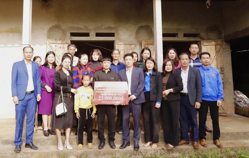 Trao tặng quỹ ‘Ngôi nhà 2000 đồng’ cho học sinh nghèo tại Thái Nguyên.