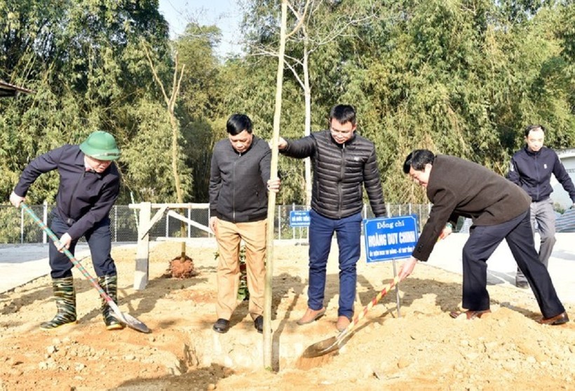 Bí thư Tỉnh ủy Bắc Kạn Hoàng Duy Trinh trồng cây tại trường Tiểu học Phương Viên, huyện Chợ Đồn.