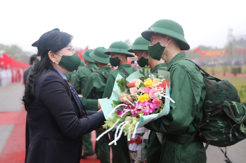 Bí thư Tỉnh ủy Thái Nguyên Nguyễn Thanh Hải động viên tân binh lên đường nhập ngũ.